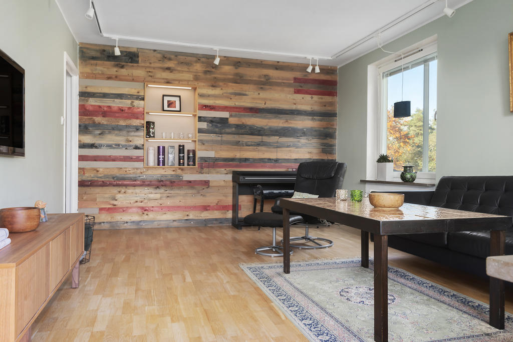 Fondvägg med träpanel och nisch