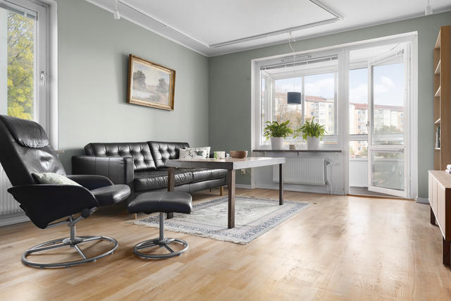 Rymligt vardagsrum med fönster i två väderstreck