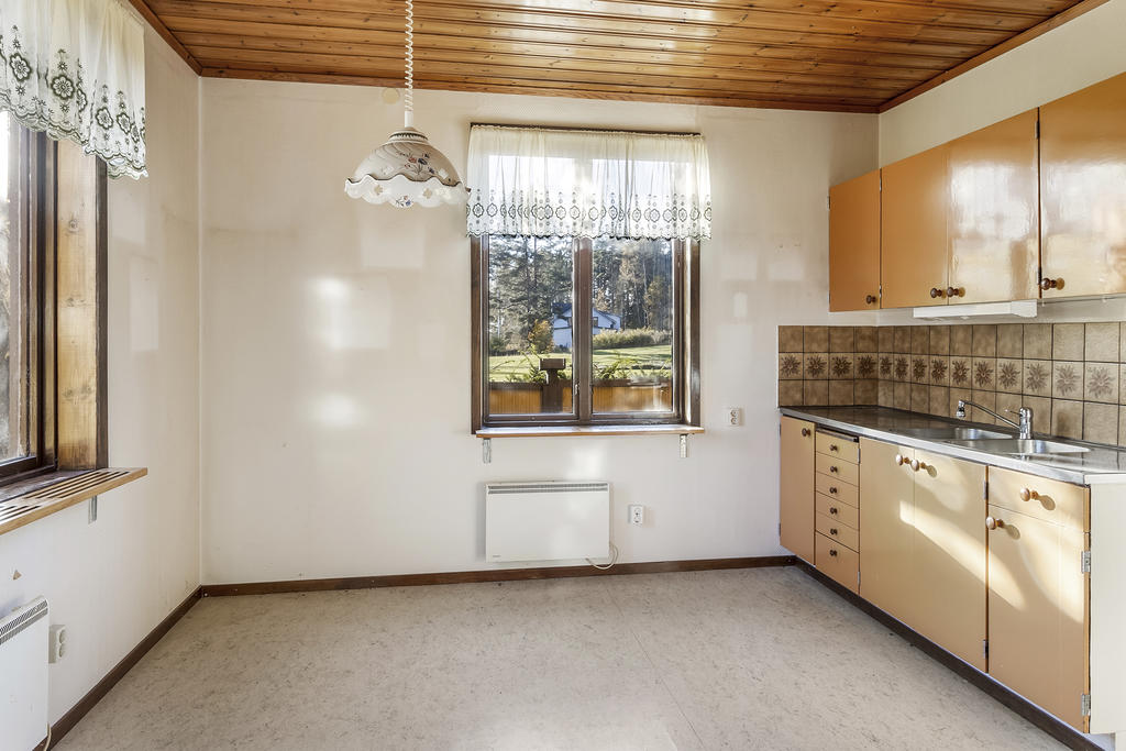 Kök med plats för matbord