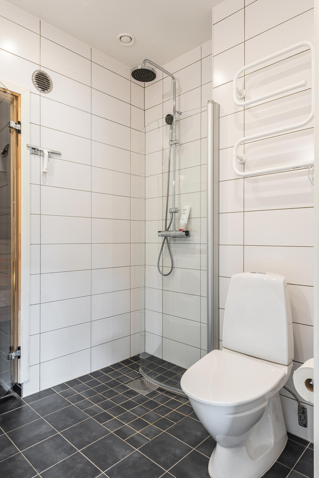 Bilderna kan vara från olika 76-80 kvm stora typlägenheter.