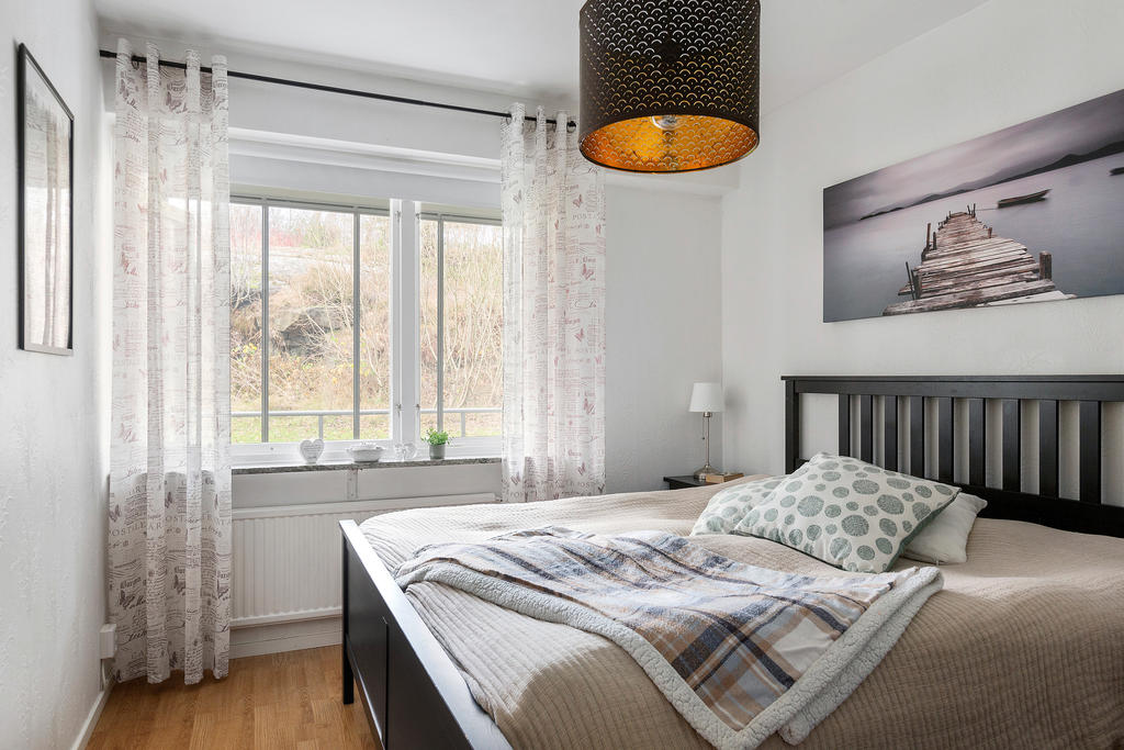 Rogivande sovrum i helt fritt läge med naturen precis intill!