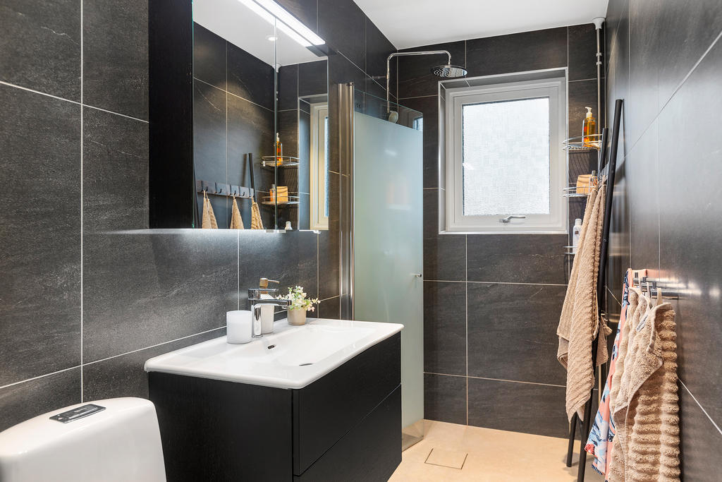 Topprenoverat och stilrent badrum!