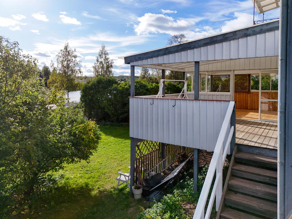 Trapp till tomten från takade altanen