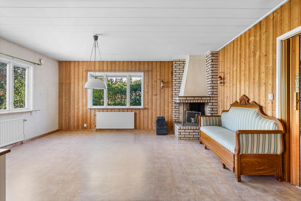 Matplats och öppen spis i köket