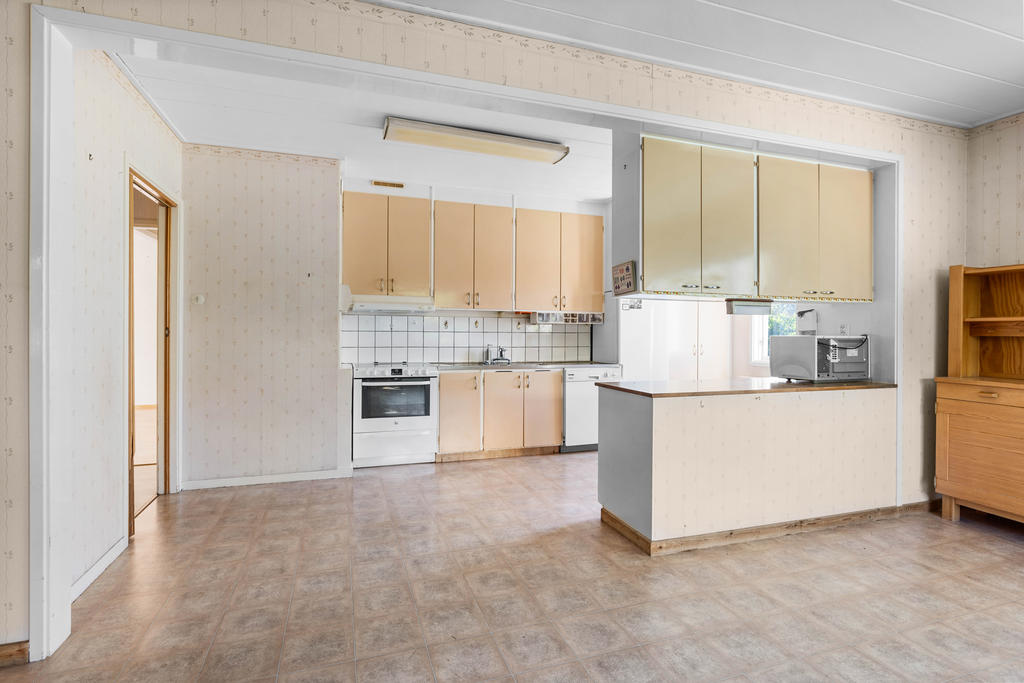 I köket finns spis, fläkt, diskmaskin och kyl/frys