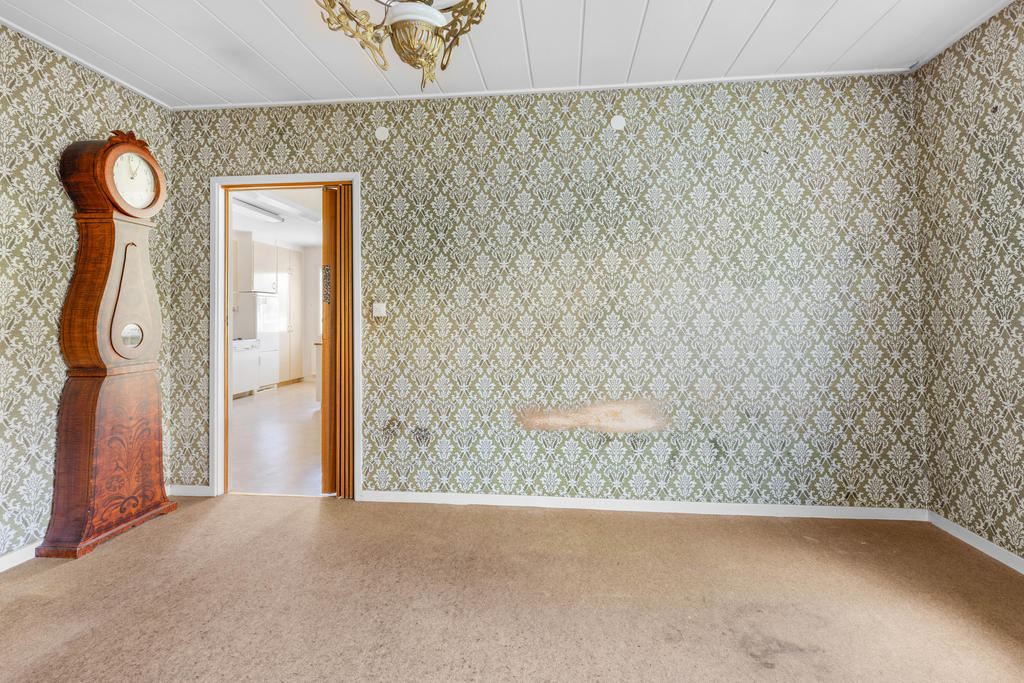 Sovrum/kontor innanför köket