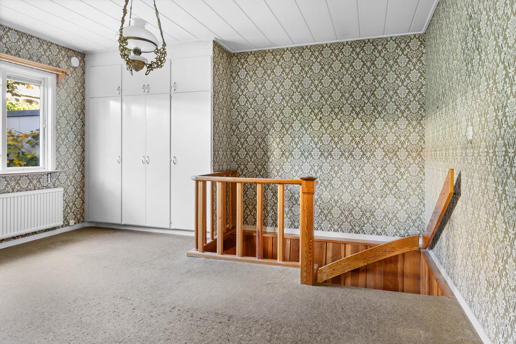 I sovrummet/kontoret finns garderober och trapp ner till källaren
