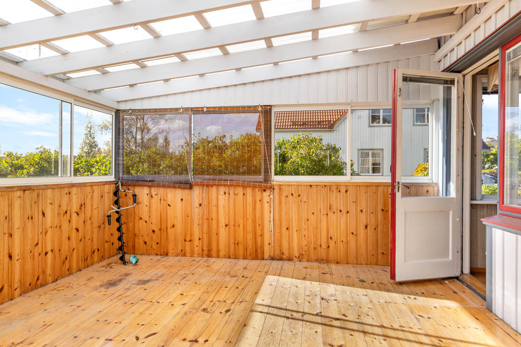 Utgång till inglasade balkongen från vardagsrummet