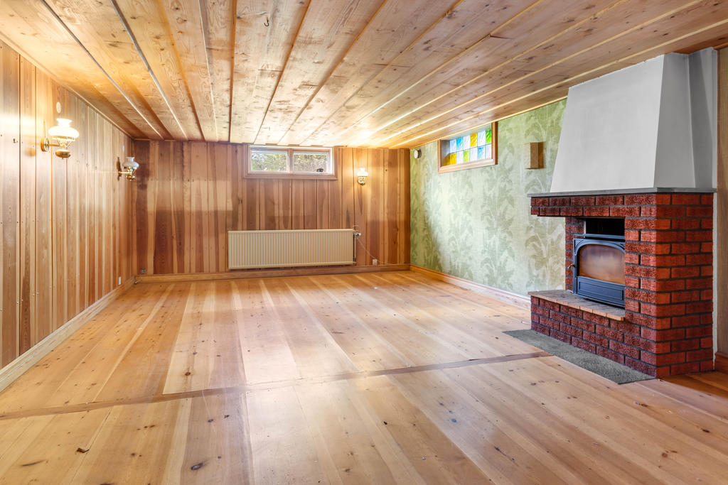 KÄLLARE: Öppen spis med braskamin insats i gillestugan