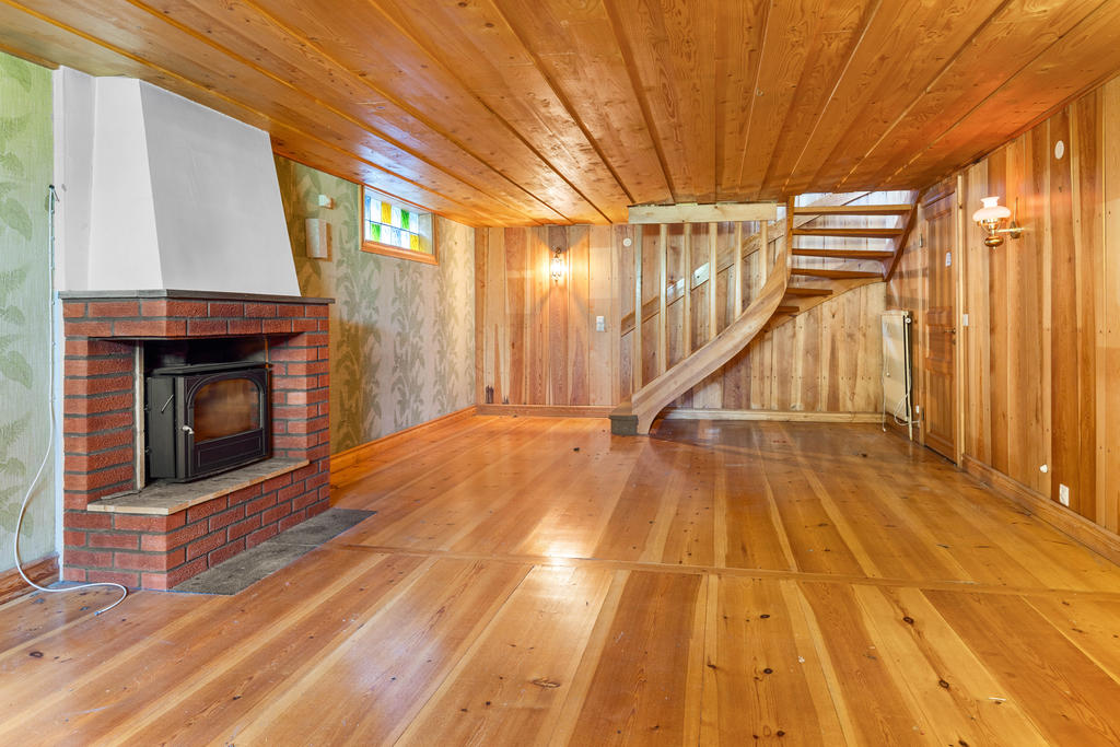 KÄLLARE: Gillestuga med trägolv