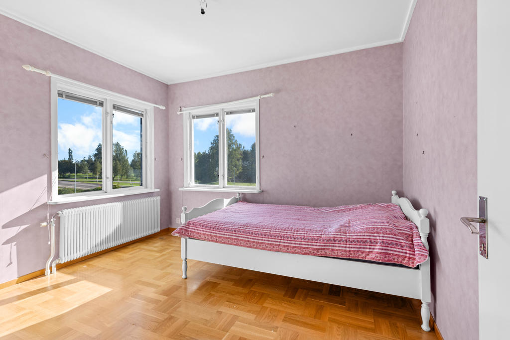 ÖV: Sovrum 1 med garderob och parkettgolv