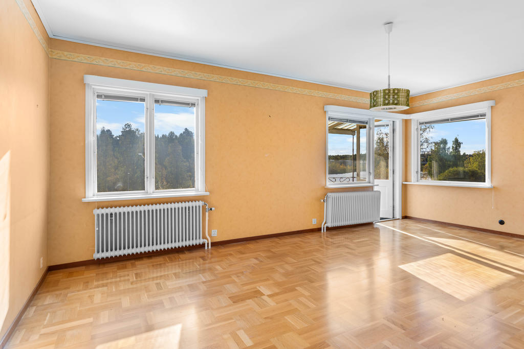 ÖV: Sovrum 2/alllrum med parkettgolv och utgång till balkong