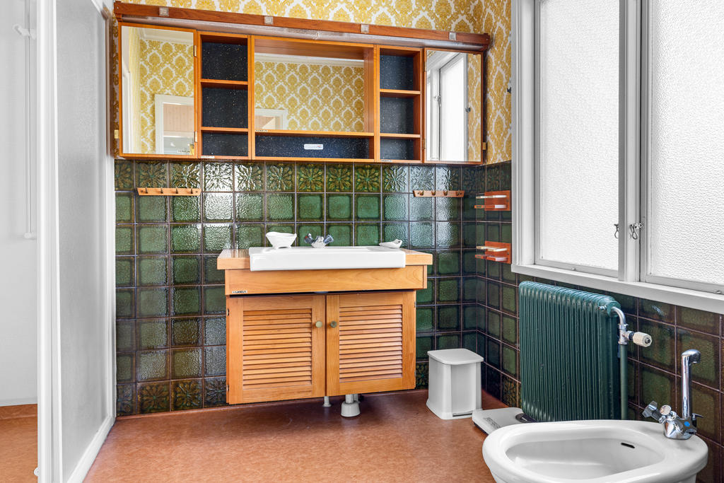 ÖV: Duschrum med wc, handfat, bidé och dusch