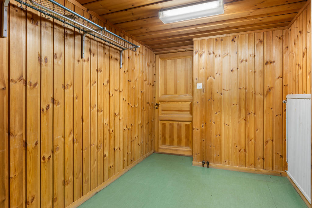 KÄLLARE: Hall med utgång till tomten