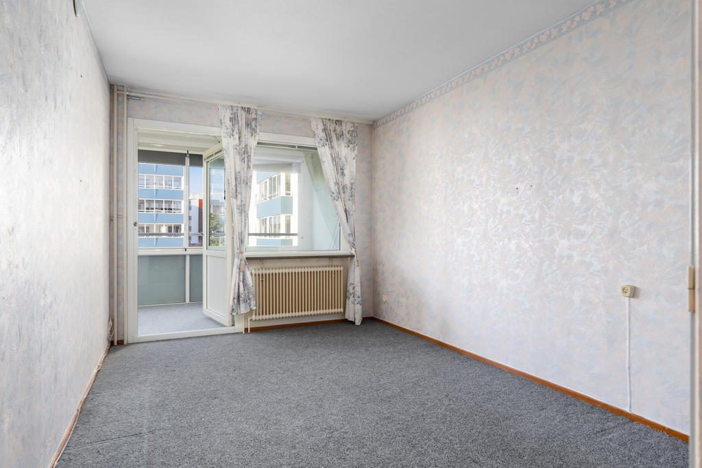 Sovrum med egen dörr till den inglasade balkongen