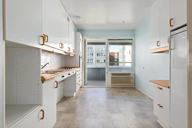 Kök med plats för mindre matbord