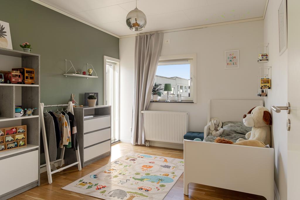 Ovanvåningen har tre sovrum och ett badrum