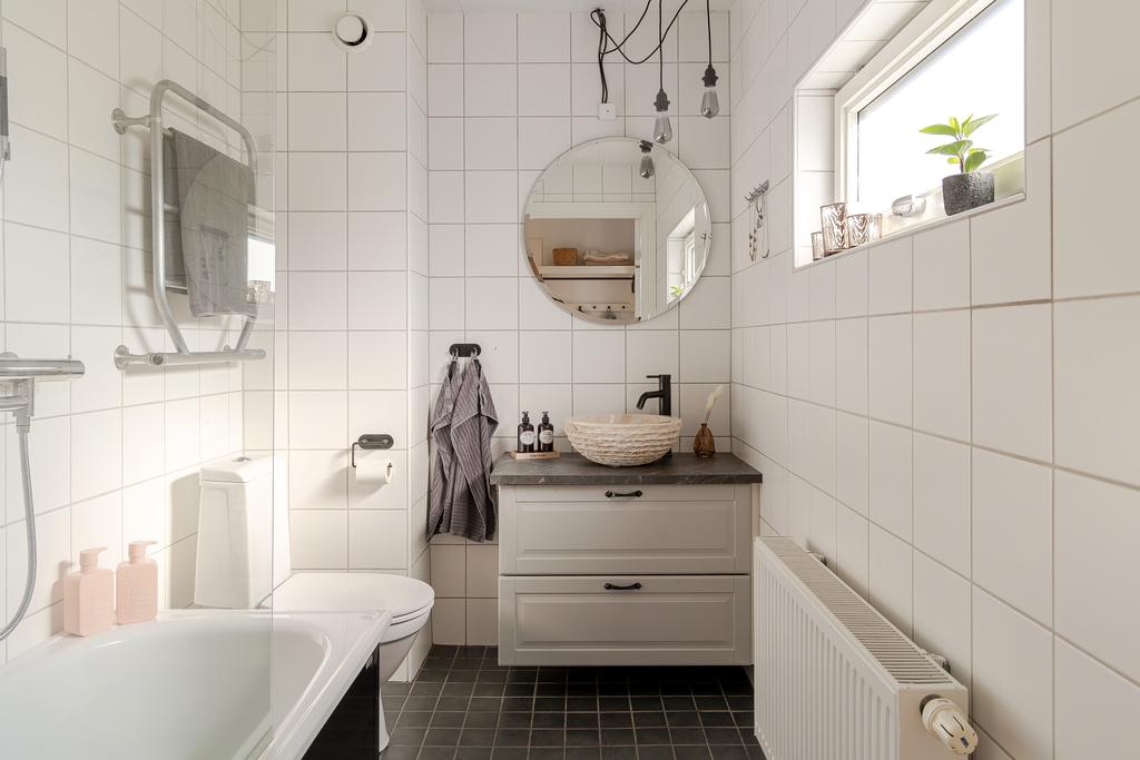 Lägenheten har två helkaklade badrum, i badrummet på entréplan finns ett badkar