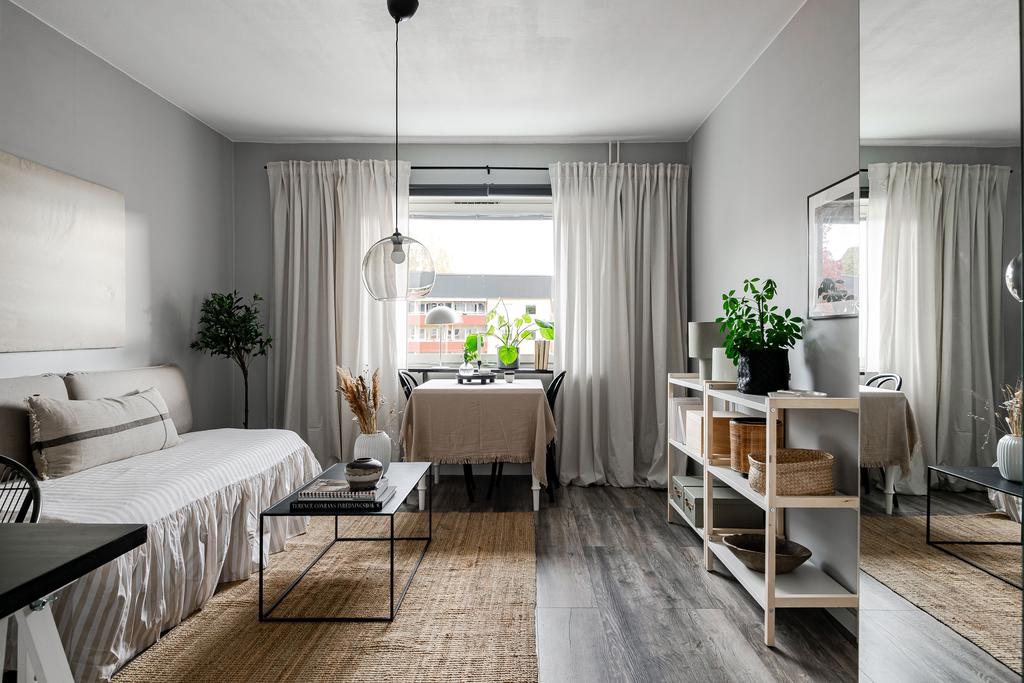 Compact livning när det är som bäst. Här kombineras säng och soffa så att såväl matbord som skrivbord får plats. 