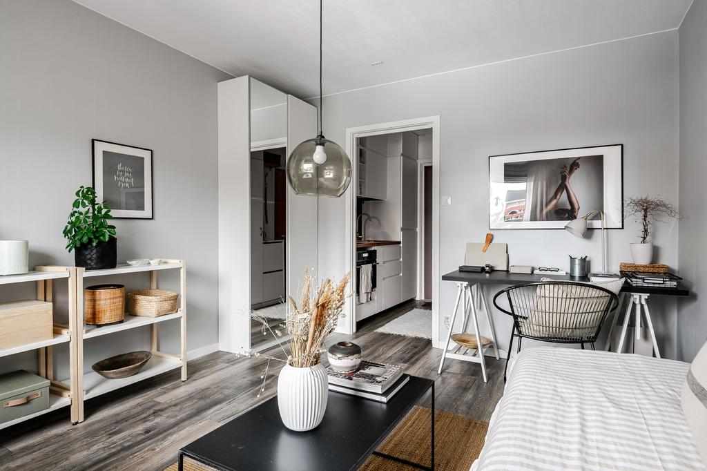 Trots relativt liten yta finns här garderober i både rum och hall.