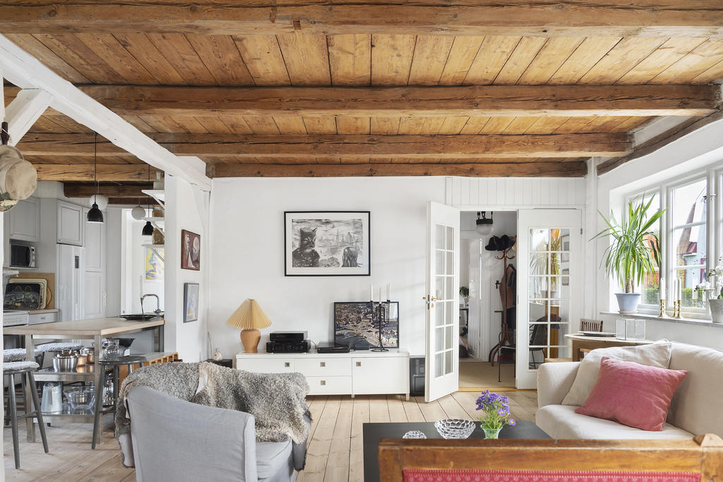 Charmigt trätak med synliga träbjälkar 