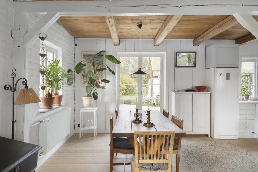 Här når man ut till trädäcket på baksidan