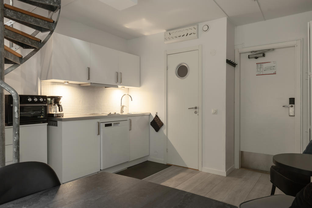 Välutrustat praktiskt kök med diskmaskin