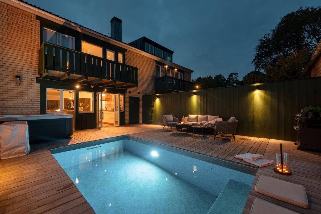 Njut av egen pool och Spa bad med gott om plats för loungemöbler och övrigt möblemang