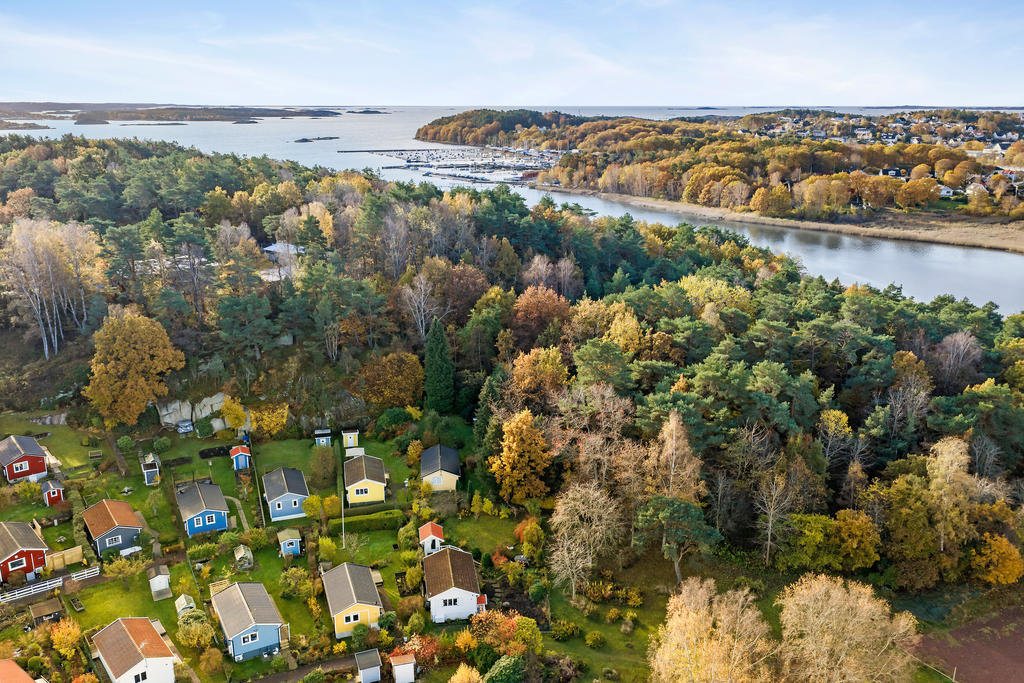 Välkommen till underbara Välen. Perfekt belägen intill skog och hav