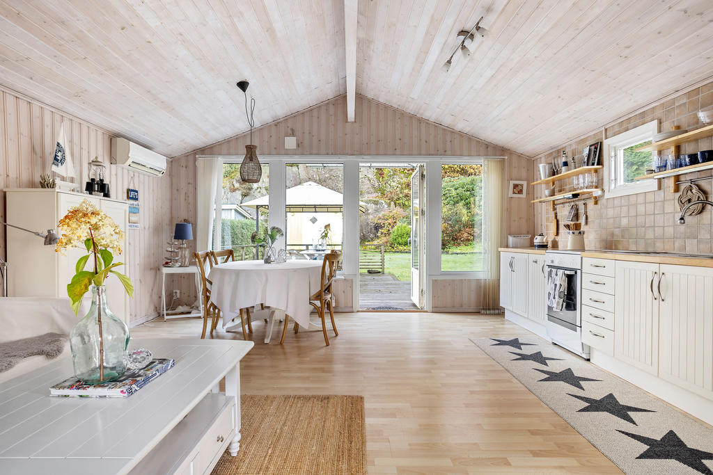 En öppen planlösning mellan kök och vardagsrum tillsammans med den gedigna takhöjden ger en otrolig rymd