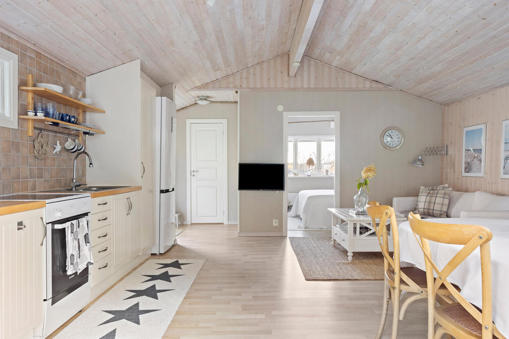 Entréhallen till vänster i bild. Bakom den stängda dörren finner ni badrummet