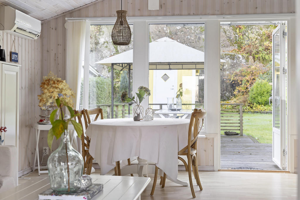 Matplats vid fönstren