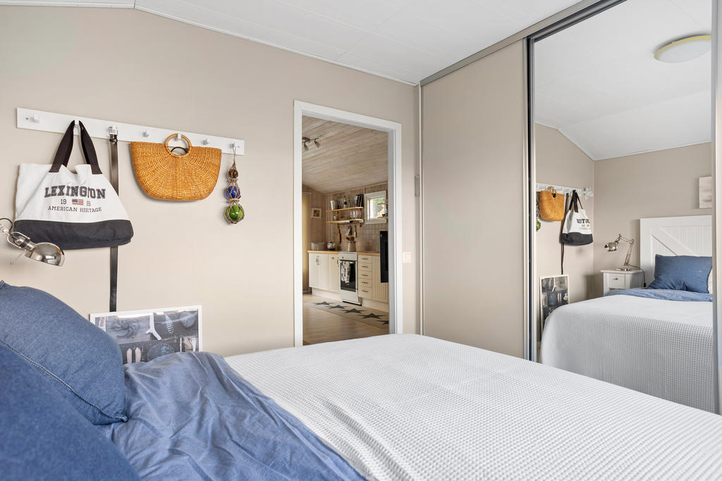 Sovrummet har en skjutdörrsgarderob som döljer mycket förvaring