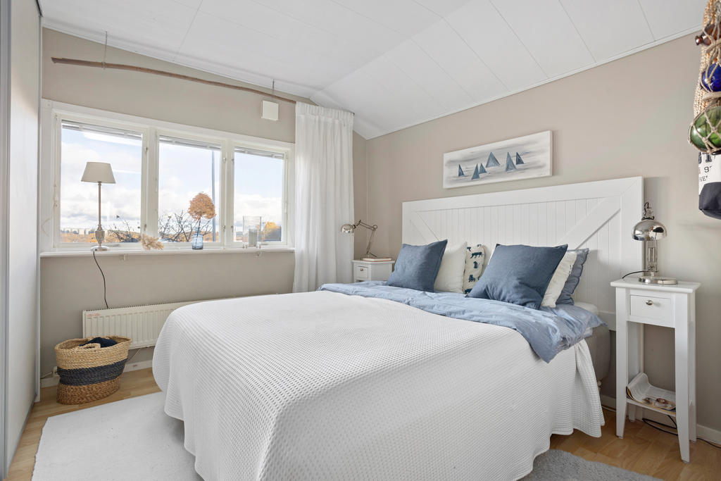 Sovrum med plats för dubbelsäng