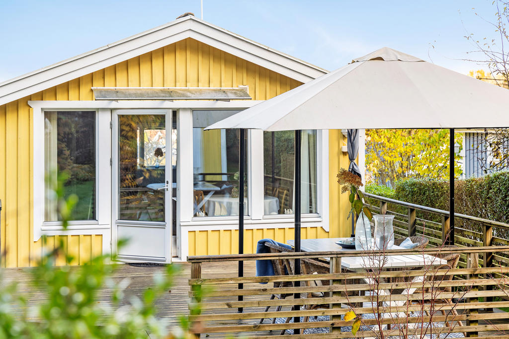 Ljuset flödar fritt genom stugan