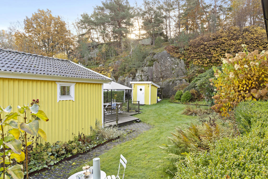 Trädgård med flera fina uteplatser