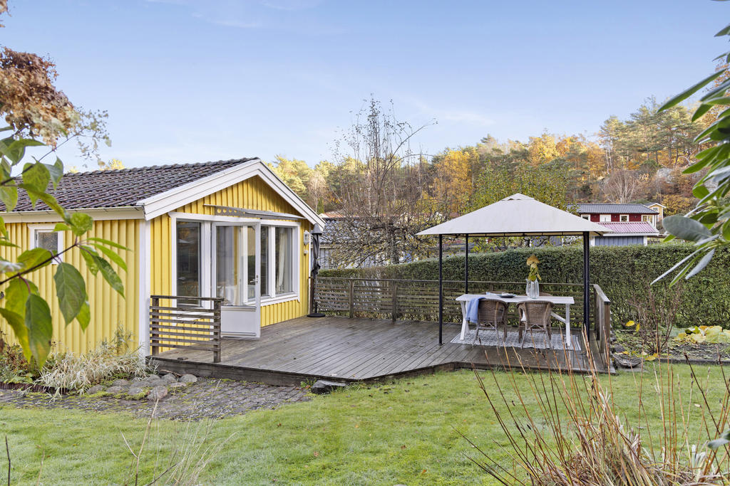 Tomten på ca 400 kvm erbjuder både altan, gräsmatta, fruktträd och fina planteringar, allt vackert inramad av bergsväggen och skogen.