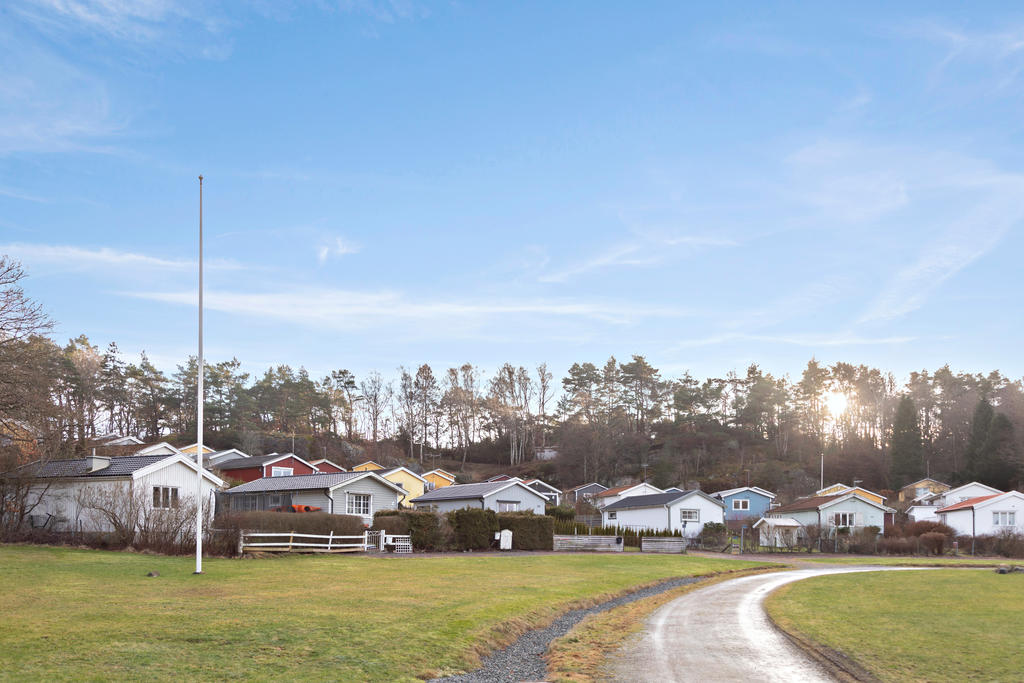 Bli en del av gemenskapen i Välen övre. Här bor ni lite avsides intill skogsgläntan och med första parkett till det omtyckta midsommarfirandet