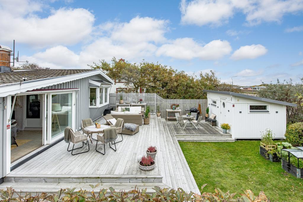 Uteplats med sol från morgon till kväll.