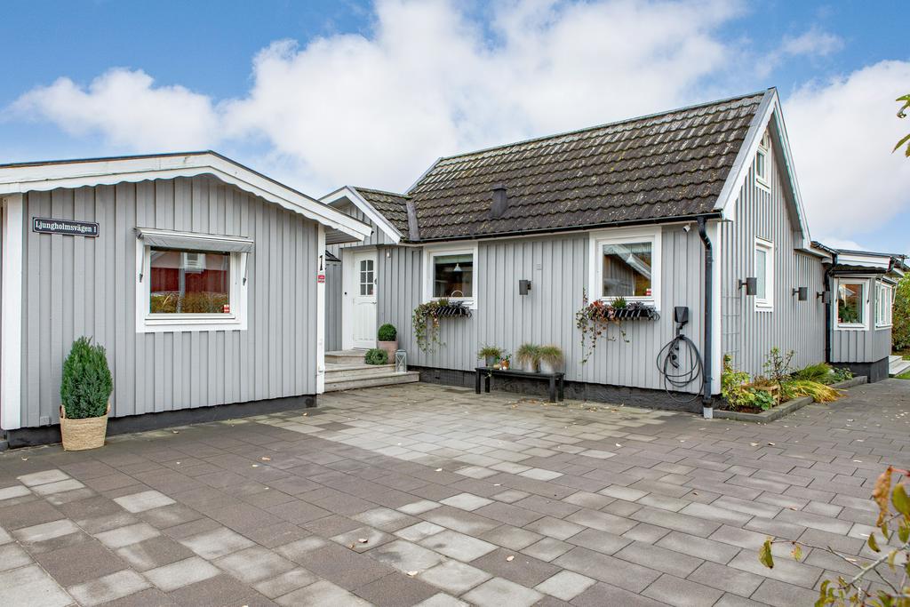 Bostaden omfattar generösa 145 kvm och har använts som permanentboende av nuvarande ägare, men lämpar sig lika väl som ett fritidsboende