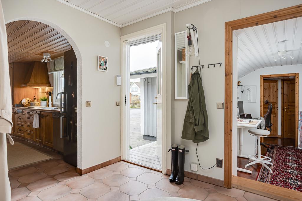 Välkomnande entré med ljusa ytskikt som ger ett luftigt första intryck.