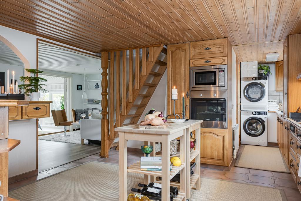 Köket med inredning i massiv ek utgör hemmets naturliga samlingspunkt.