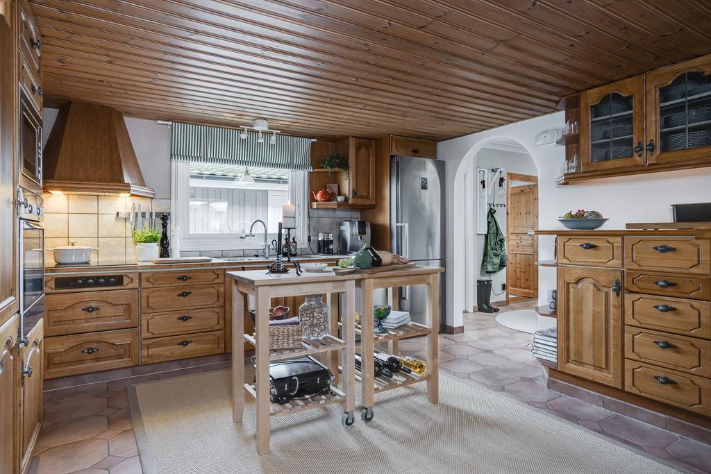  Köket är utrustat med rostfria vitvaror och har en öppen planlösning mot bostadens sällskapsytor, vilket skapar en social och inbjudande miljö.