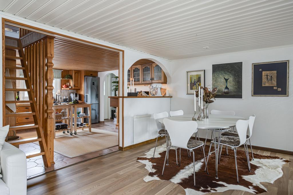  Här finns gott om arbetsyta och förvaring – ett kök som passar lika bra för vardag som för middagar i goda vänners lag.