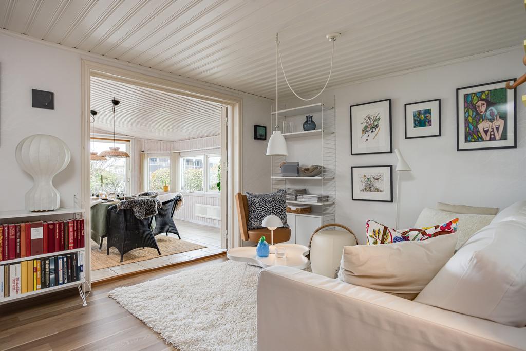 Via pardörrar från sällskapsytorna nås det vinterbonade uterummet som uppfördes 2005 – en fantastisk plats för umgänge året runt. 