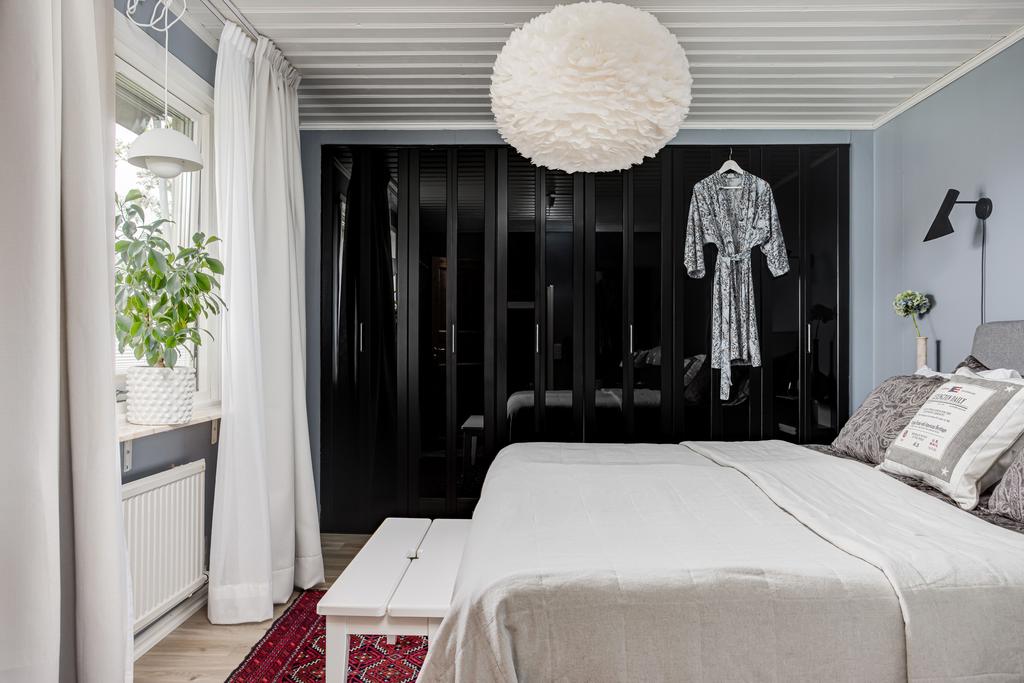 Bostadens största sovrum med inbyggda garderober 