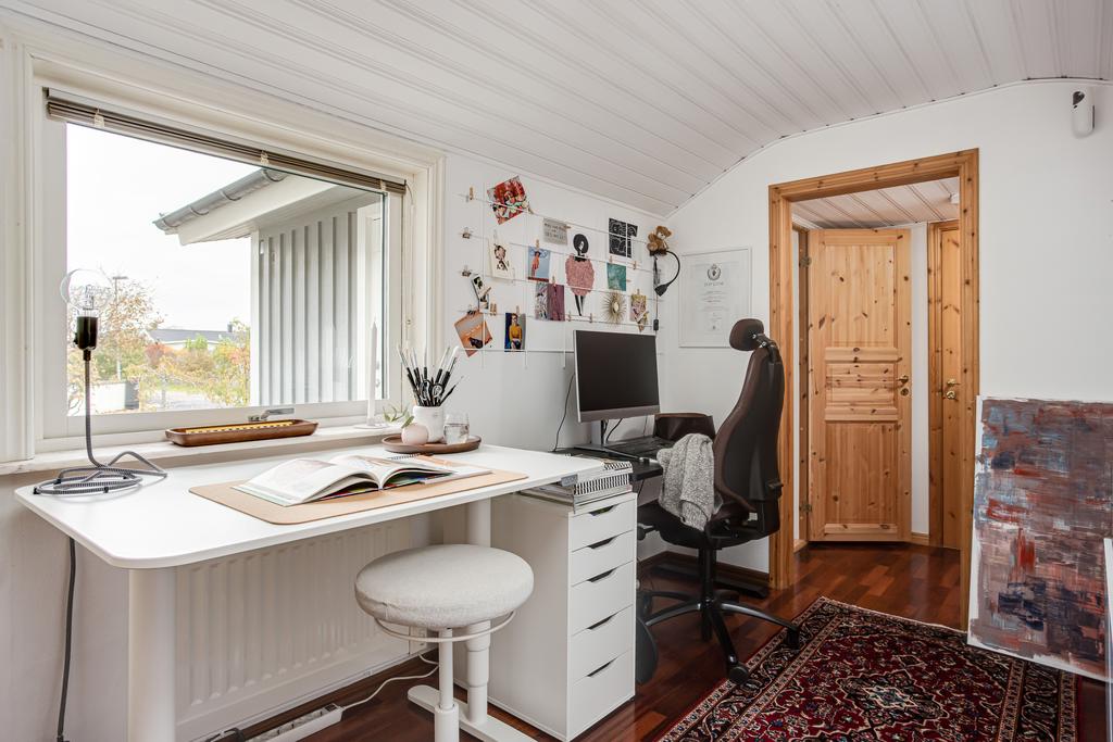 Kontor som leder er vidare till ett wc och ytterligare ett sovrum 