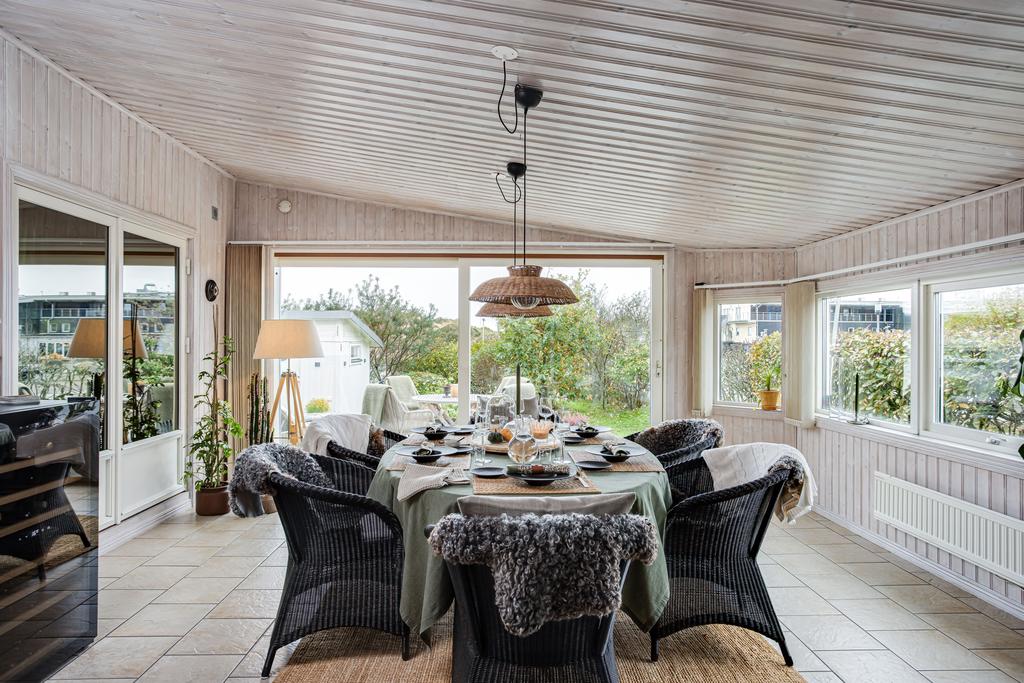 De generösa glaspartierna suddar ut gränsen mellan inne och ute och skapar en ljus och luftig atmosfär.