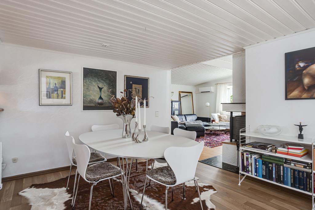 Matplats i anslutning till köket 