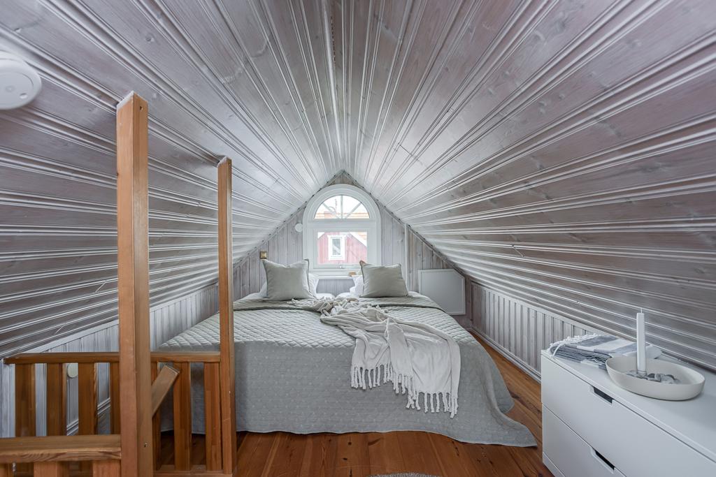 Via en trappa i köket nås husets mysiga loft. Här finns ett sovrum med plats för två dubbelsängar